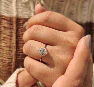Élégante bague en forme de poire avec grappe de diamants et accents ronds étincelants, un chef-d'œuvre de joaillerie de luxe pour fiançailles, anniversaire ou mariage. - Product Image 2