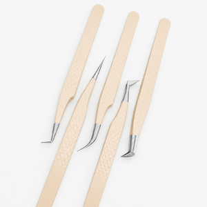 Pince à cils couleur crème avec poignées texturées diamant et pointes courbées de précision pour extensions de cils et coiffure beauté - Product Image 1
