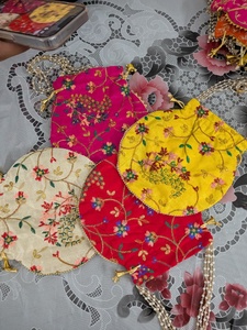 Mini sac Potli de créateur pour femme, broderie de perles multicolores, fermeture à cordon de haute qualité, idéal pour mariage, fête, cadeau, ou pour la garde-robe - Product Image 6