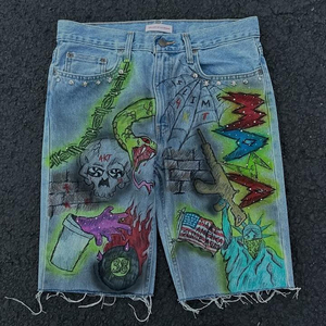 Shorts en jean pour homme peints à la main, taille haute, style streetwear, effet usé, ourlet brut avec motifs tête de mort et drapeau - Product Image 1