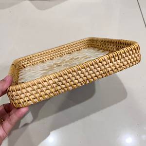 Plateau de service carré en rotin naturel tressé, multicolores, fait main, produit très vendu, pour la décoration intérieure par UO - Product Image 2