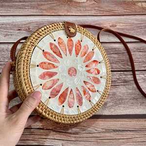 Sac à main artisanal en rotin et nacre, luxueux, avec incrustation de coquillages irisés, tissé, pour la mode bohème moderne, la plage et les soirées - Product Image 3