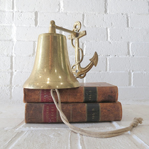 Campana Grande de Latón Vintage, Campana de Metal de Primera Calidad, Ideal para Decoración Náutica, Entrada del Hogar y Jardín del Templo - Product Image 1