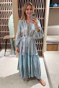 เดรสยาวโบฮีเมียนพิมพ์ลายสีน้ำเงินสำหรับผู้หญิง ขายส่งแบบ OEM แขน 3/4 ทรงหลวม ผ้าฝ้ายถักประดับพู่ เหมาะสำหรับใส่ไปเที่ยวทะเลในช่วงฤดูร้อน - Product Image 3