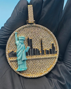 จี้รูปสัญลักษณ์นิวยอร์กประดับเพชรโมอิสซาไนต์ รูปปั้นเทพีเสรีภาพ จี้เหรียญนิวยอร์กซิตี้ สำหรับแร็ปเปอร์ เงินแท้ 925 ชุบทอง - Product Image 1