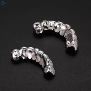 Grillz Hip Hop personnalisés entièrement sertis de diamants, 8 dents supérieures et 8 dents inférieures, en or blanc 10K avec diamants de laboratoire, style célébrité - Product Image 3