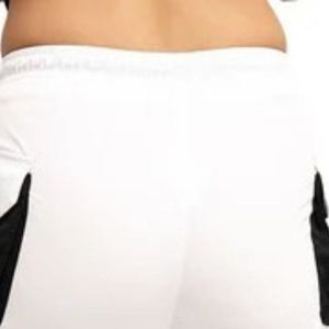 Shorts de sport blancs pour femmes avec empiècements latéraux noirs, taille à cordon de serrage, légers, pour la course et l'entraînement - Product Image 4