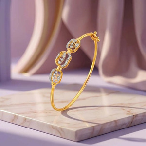 Bracelet géométrique Trio Diamant avec cadre fin en or jaune et design central ajouré moderne - Product Image 3