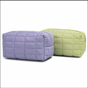 Pochette cosmétique matelassée en PU violette avec fermeture éclair, taille moyenne, trousse de maquillage portable pour les voyages et l'usage quotidien - Product Image 3