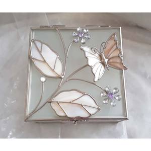 El diseño moderno transforma un sencillo organizador en una caja de joyería artística que se siente tan preciosa como los tesoros que contiene. - Product Image 5