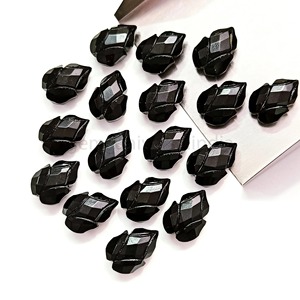 Ónix negro natural facetado en forma de hoja, tallado a mano, piedra preciosa de 13 mm, ónix negro tallado para la fabricación de joyas, precio al por mayor, a granel. - Product Image 6
