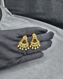 Boucles d'oreilles pendantes de style temple traditionnel d'Inde du Sud, avec diamants américains et perles, pour tenues ethniques, fabriquées par des fabricants. - Product Image 3