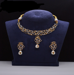 Conjunto de collar de oro de dos niveles con motivos tradicionales y gotas de perlas. Disponible a precios de mayorista. - Product Image 3