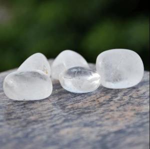 Pierres de guérison en quartz clair poli de haute qualité, authentiques et brillantes, pour l'alignement énergétique et la méditation profonde - Product Image 1