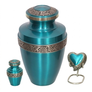 Ensemble d'urnes funéraires sculptées à la main avec motif botanique complexe, comprenant une grande urne funéraire, un souvenir commémoratif et une urne en forme de cœur - Product Image 3
