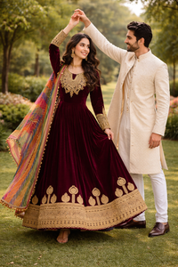 Robe de soirée longue en velours violet prune profond, ornée de broderies dorées royales sur le corsage, les manches et la bordure. - Product Image 3