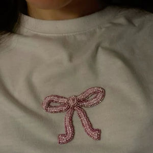 Top corto de algodón blanco con diseño único, bordado con cuentas y lazo rosa, para mujer, ropa informal de verano. - Product Image 1