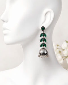 Boucles d'oreilles pendantes Jhumka longues, style bohème, en laiton argenté oxydé avec pierre marquise verte, faites à la main, pour mariage indien, style statement - Product Image 4