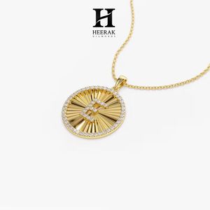 สร้อยคอจี้ตัวอักษร E แบบกำหนดเอง พร้อมจี้รูปทรง Sunburst ประดับเพชรแล็บ ทอง 18K เงินแท้ 925 - Product Image 6