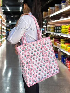 Bolsa de Mano Grande Reversible Personalizada, Acolchada, de Algodón, con Estampado Floral en Rosa, Blanco y Gris - Product Image 6