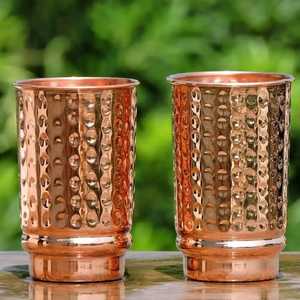 Paire de verres à eau en cuivre pur martelé avec base alvéolée, vaisselle pour hôtels et restaurants - Product Image 1