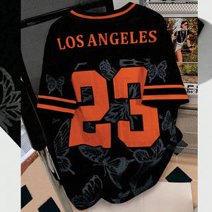 Jersey de Fútbol Americano Personalizado en Negro y Naranja, Malla Transpirable de Poliéster, Estilo Urbano, Impresión de Número y Gráfico de Mariposa, Suministro al por Mayor OEM - Product Image 2