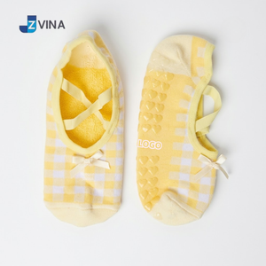 Chaussettes de ballet invisibles pour femmes avec logo personnalisé, motif à carreaux, nœud décoratif, antidérapantes, en mélange de coton tricoté, pour l'été et le Pilates - Product Image 1