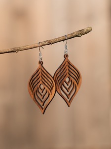 Boucles d'oreilles en forme de feuille en bois avec design découpé au laser, couleur marron naturel, bijoux de mode pour femmes - Product Image 4