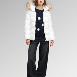 Veste matelassée blanche pour femme avec capuche à bordure en fourrure, fermeture éclair sur toute la longueur des manches, taille ajustable, manteau d'hiver - Product Image 4