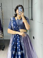 Ensemble élégant de lehenga style demi-sari en soie Kanchipuram