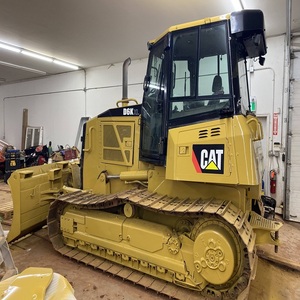 Topadora de orugas Caterpillar D6R amarilla con cuchilla hidráulica y componente central del motor - Product Image 3