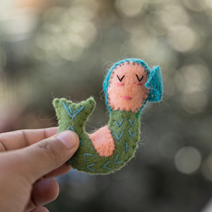 Mini Sirena de Fieltro de Lana de 7 cm, Sirena Verde Hecha a Mano para Decoración de Habitación Infantil, Comercio Justo y Hecho a Mano - Product Image 3