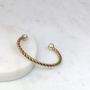 Bracelet manchette torsadé en laiton fait main avec extrémités boule argentées - Jonc ouvert bicolore minimaliste pour hommes et femmes - Product Image 2