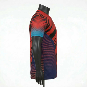 Camiseta de Manga Corta con Cuello Redondo y Estampado Geométrico Rojo para Hombre, de Secado Rápido, Tejido Deportivo, Corte Ajustado, Largo Regular - Product Image 3