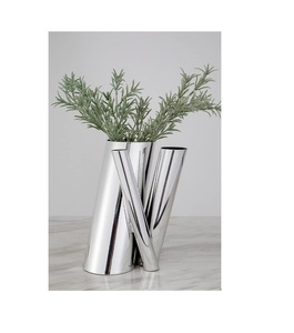 Vase à fleurs décoratif moderne en métal, design élégant, parfait pour la décoration intérieure et la présentation d'arrangements floraux. - Product Image 4