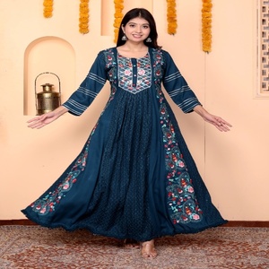 Conjunto de Kurta Anarkali de Rayón Azul Verde Elegante y Estilizado NIYANI con Dupatta Bordada Detallada para Fiestas y Eventos, Largo hasta el Tobillo - Product Image 1