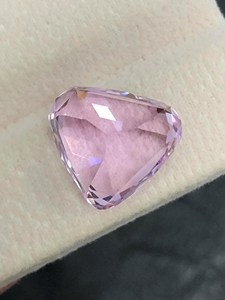 Kunzita natural sin tratar, corte triangular, rosa pastel lavanda, piedra preciosa facetada suelta para joyería - Product Image 3