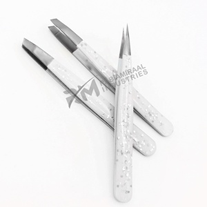 Pinza para cejas RMI con punta de acero inoxidable en ángulo y puntiaguda, con recubrimiento blanco brillante y punta de plasma negra. - Product Image 4