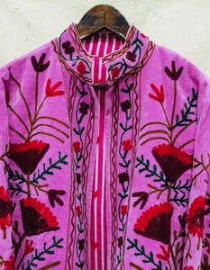 Veste en velours brodée Suzani personnalisable unisexe, veste d'hiver écologique pour la saison d'automne, manteau en tissu ouzbek en coton pour femmes - Product Image 2