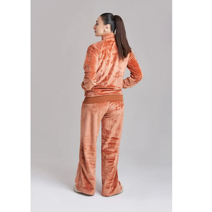 Ensemble de survêtement en velours personnalisé pour femmes |   Veste zippée intégrale et pantalon large |   Vêtements de détente en velours doux |   Fabricant OEM et ODM - Product Image 3