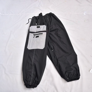Pantalon cargo unisexe noir avec poches plaquées grises, taille à cordon de serrage, poignets élastiques, polyester imperméable, vêtements de ski pour adultes - Product Image 1