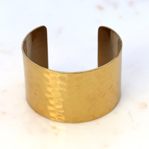 Bracelet manchette en laiton doré martelé - Jonc large et imposant - Bracelet de poignet ajustable style bohème - Bijou artisanal minimaliste - Product Image 5
