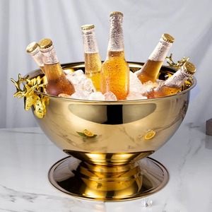 Cubo de hielo moderno de acero inoxidable en tonos cálidos, perfecto para servir bebidas frías en reuniones sociales. - Product Image 5