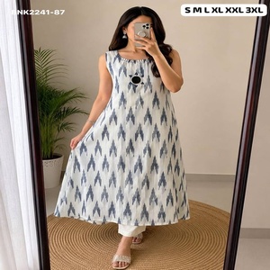Nuevo Kurti Largo de Algodón Khadi con Estampado Ikkat en Toda la Prenda, Sin Mangas y Corte en A, con Pantalón Blanco a Juego - Exportador de Moda Femenina - Product Image 1