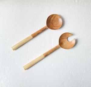 Servidor de ensalada hecho a mano con diseño de madera y resina, ideal para servir ensaladas en el hogar, la cocina, fiestas y eventos a un precio muy asequible. - Product Image 1