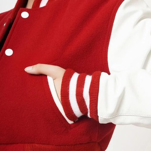 Veste universitaire pour femme personnalisée en usine avec boutons-pression, manches en cuir véritable, manteau en laine style Letterman, vêtement décontracté streetwear haut de gamme - Product Image 6