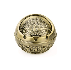 Cenicero decorativo vintage a prueba de viento con tapa para cigarrillos, cenicero metálico portátil, cenicero para cigarrillos con control de olores, para interiores y exteriores, regalo elegante. - Product Image 2