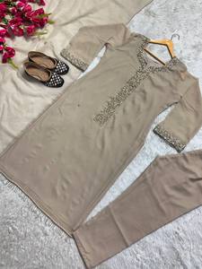 Ensemble Salwar Kameez Moderne en Faux Georgette Fantaisie avec Broderie de Perles Réelle Faite à la Main et Dupatta Réversible pour Mariage et Diwali - Product Image 3