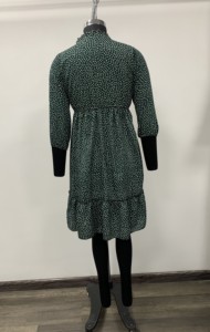 Vestido midi verde con lunares, corte en A, cuello mandarín, manga tres cuartos, dobladillo con volantes, estilo casual, holgado, de algodón tejido. - Product Image 2