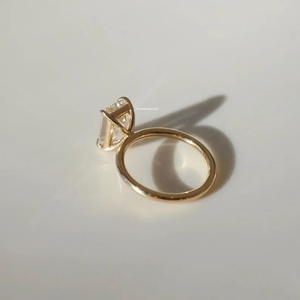 Bague de fiançailles et de mariage classique à quatre griffes avec diamant de laboratoire taille émeraude 2 carats, certifiée IGI, plaquée or 14 carats - Product Image 3